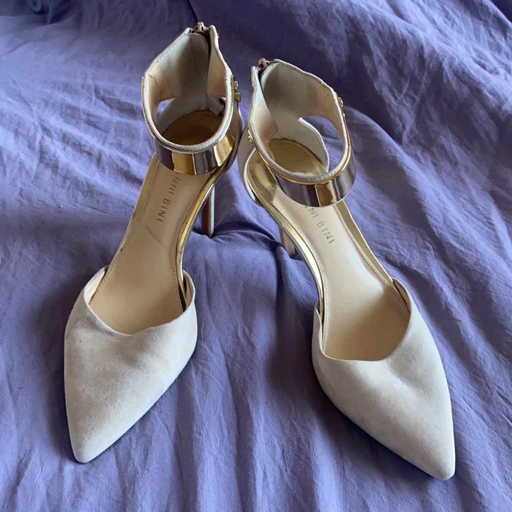 FUN! Gianni Bini cream, gold accent heels